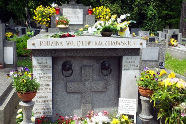 GRÓB RODZICÓW JANA PAWŁA II NA CMENTARZU RAKOWICKIM