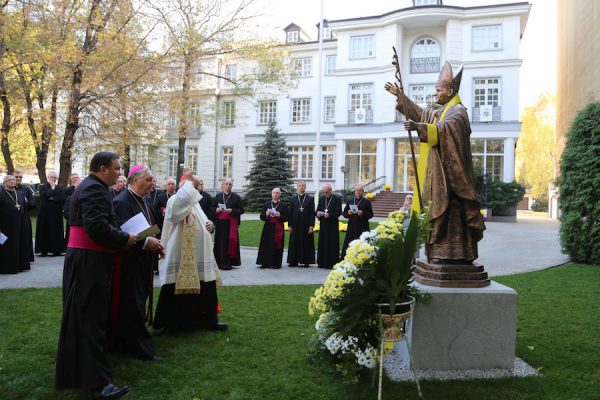 Pomnik Jana Pawła II w Nuncjaturze Apostolskiej