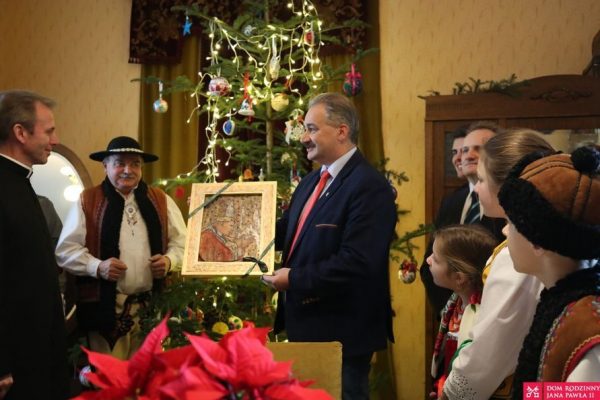 Choinka od Górali w domu Karola Wojtyły