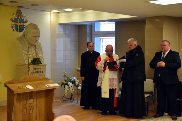 Przekazanie relikwii św. Jana Pawła II szpitalowi w Nowym Targu