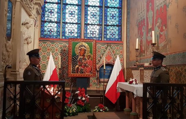 Obraz Matki Bożej Częstochowskiej i relikwie św. Jana Pawła II ocalone z pożaru Katedry Notre Dame
