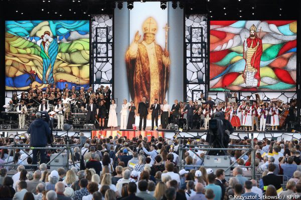 Jubileuszowy koncert „Wsłuchiwać się w Papieża” na placu Piłsudskiego w Warszawie