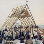 Msza św. w Nowym Targu odprawiana przez kard. Franciszka Macharskiego z udziałem papieża Jana Pawła II. Widoczna procesja do komunii św.
