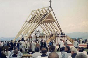 Msza św. w Nowym Targu odprawiana przez kard. Franciszka Macharskiego z udziałem papieża Jana Pawła II. Widoczna procesja do komunii św.