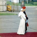 Pożegnanie papieża Jana Pawła II na lotnisku Balice kończące I pielgrzymkę do Polski. Papież Jan Paweł II oraz prymas Polski, kard. Stefan Wyszyński podczas przemówienia przewodniczącego Rady Państwa Henryka Jabłońskiego.