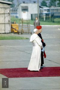 Pożegnanie papieża Jana Pawła II na lotnisku Balice kończące I pielgrzymkę do Polski. Papież Jan Paweł II oraz prymas Polski, kard. Stefan Wyszyński podczas przemówienia przewodniczącego Rady Państwa Henryka Jabłońskiego.
