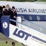 Pożegnanie papieża Jana Pawła II na lotnisku Balice kończące I pielgrzymkę do Polski. Personel pokładowy przy wejściu do samolotu Tu-134A w barwach Polskich Linii Lotniczych LOT, którym papież wrócił do Rzymu.