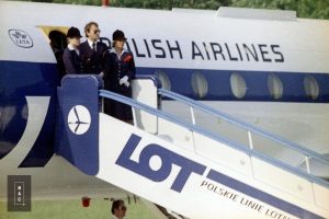 Pożegnanie papieża Jana Pawła II na lotnisku Balice kończące I pielgrzymkę do Polski. Personel pokładowy przy wejściu do samolotu Tu-134A w barwach Polskich Linii Lotniczych LOT, którym papież wrócił do Rzymu.