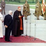 Pożegnanie papieża Jana Pawła II na lotnisku Balice kończące I pielgrzymkę do Polski. Prymas Polski, kard. Stefan Wyszyński wygłasza pożegnalne przemówienie.