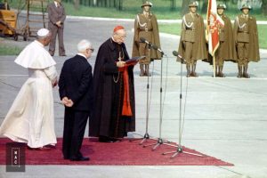 Pożegnanie papieża Jana Pawła II na lotnisku Balice kończące I pielgrzymkę do Polski. Prymas Polski, kard. Stefan Wyszyński wygłasza pożegnalne przemówienie.