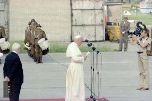 Pożegnanie papieża Jana Pawła II na lotnisku Balice kończące I pielgrzymkę do Polski.