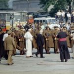 Fragment uroczystości. W środku widoczny papież Jan Paweł II. Widoczni także uczestnicy uroczystości m.in. żołnierze, biskupi i kardynałowie.