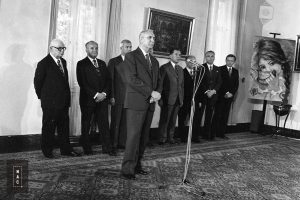 Spotkanie papieża Jana Pawła II z władzami PRL w Belwederze. Na pierwszym planie widoczny I sekretarz KC PZPR Edward Gierek. Na dalszym planie widoczni przedstawiciele władz PRL.