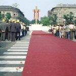 Msza święta na placu Zwycięstwa. Widok od strony Grobu Nieznanego Żołnierza w kierunku ołtarza.