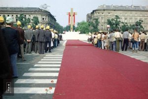 Msza święta na placu Zwycięstwa. Widok od strony Grobu Nieznanego Żołnierza w kierunku ołtarza.
