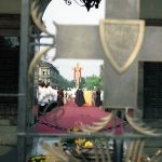 Msza święta na pl. Zwycięstwa. Widok zza Grobu Nieznanego Żołnierza w kierunku ołtarza. Na pierwszym planie widoczny Krzyż Grunwaldu w jednej arkad Grobu Nieznanego Żołnierza.