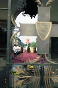 Msza święta na pl. Zwycięstwa. Widok zza Grobu Nieznanego Żołnierza w kierunku ołtarza. Na pierwszym planie widoczny Krzyż Grunwaldu w jednej arkad Grobu Nieznanego Żołnierza.