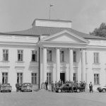 Przyjazd Jana Pawła II na spotkanie z władzami PRL. Przed wejściem do Belwederu widoczny papieski samochód Fiat 130.