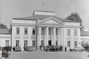 Przyjazd Jana Pawła II na spotkanie z władzami PRL. Przed wejściem do Belwederu widoczny papieski samochód Fiat 130.