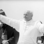 Spotkanie papieża Jana Pawła II z wiernymi w Gębarzewie pod Gnieznem podczas I pielgrzymki do Polski. Obok papieża widoczny prymas Polski ks. kard. Stefan Wyszyński.