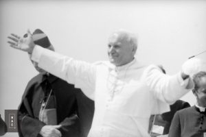 Spotkanie papieża Jana Pawła II z wiernymi w Gębarzewie pod Gnieznem podczas I pielgrzymki do Polski. Obok papieża widoczny prymas Polski ks. kard. Stefan Wyszyński.
