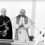 Spotkanie papieża Jana Pawła II z wiernymi w Gębarzewie pod Gnieznem podczas I pielgrzymki do Polski. Obok papieża widoczny prymas Polski ks. kard. Stefan Wyszyński.