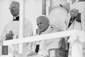 Papież Jan Paweł II podczas porannej Mszy św. odprawianej przed klasztorem jasnogórskim.