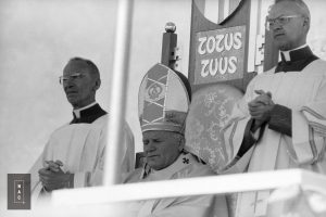 Papież Jan Paweł II podczas porannej Mszy św. odprawianej przed klasztorem jasnogórskim.