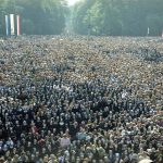 Zgromadzony na błoniach jasnogórskich tłum uczestników porannej Mszy św. odprawianej przez papieża Jana Pawła II.