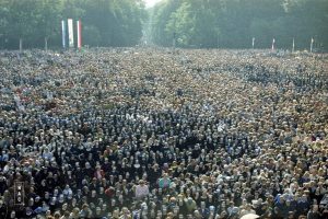 Zgromadzony na błoniach jasnogórskich tłum uczestników porannej Mszy św. odprawianej przez papieża Jana Pawła II.