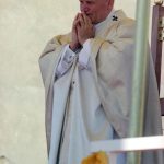Papież Jan Paweł II w modlitwie podczas porannej mszy św. przed klasztorem jasnogórskim.