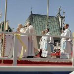 Papież Jan Paweł II przy ołtarzu podczas mszy św. przed klasztorem jasnogórskim.
