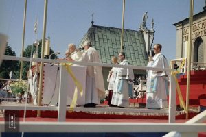 Papież Jan Paweł II przy ołtarzu podczas mszy św. przed klasztorem jasnogórskim.