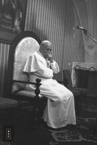 Papież Jan Paweł II podczas spotkania z Radą Naukową Episkopatu Polski w Kaplicy Różańcowej.