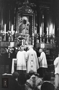 Jan Paweł II celebrujący poranną Mszę św. w Kaplicy Matki Boskiej Częstochowskiej.