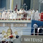 Papież Jan Paweł II wygłasza przemówienie do wiernych zgromadzonych na Jasnej Górze.