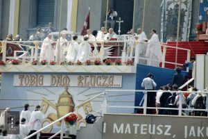 Papież Jan Paweł II wygłasza przemówienie do wiernych zgromadzonych na Jasnej Górze.
