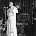 Papież Jan Paweł II podczas spotkania z przedstawicielami zgromadzeń zakonnych w bibliotece jasnogórskiej.