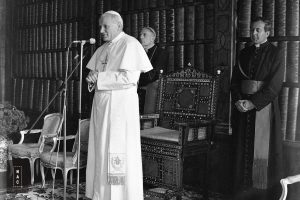 Papież Jan Paweł II podczas spotkania z przedstawicielami zgromadzeń zakonnych w bibliotece jasnogórskiej.