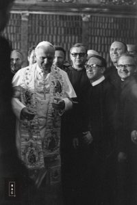 Papież Jan Paweł II wśród przedstawicieli zgromadzeń zakonnych podczas spotkania w bibliotece jasnogórskiej.
