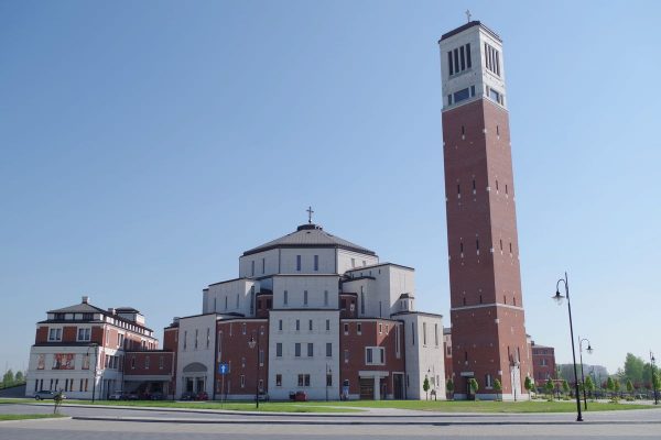 Błogosławieństwo Polski Najświętszym Sakramentem z wieży przy sanktuarium św. Jana Pawła II