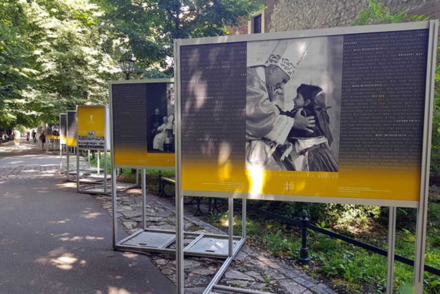 Wystawa „Stulecie urodzin Karola Wojtyły”