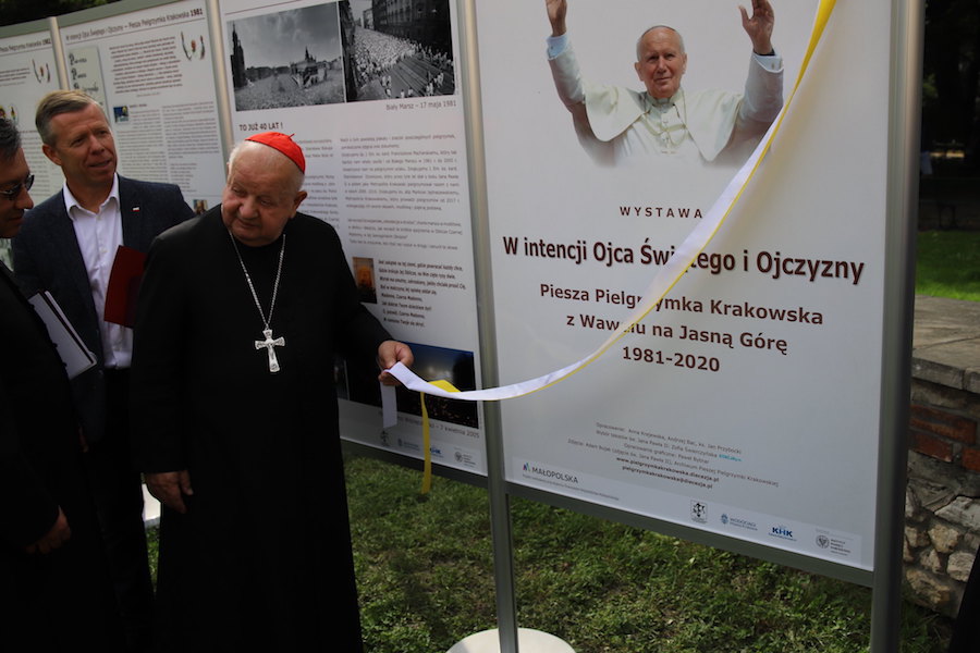 Kard. Stanisław Dziwisz w czasie otwarcia wystawy z okazji 40-lecia Pieszej Pielgrzymki Krakowskiej: Te pielgrzymki miały początek w miłości do papieża