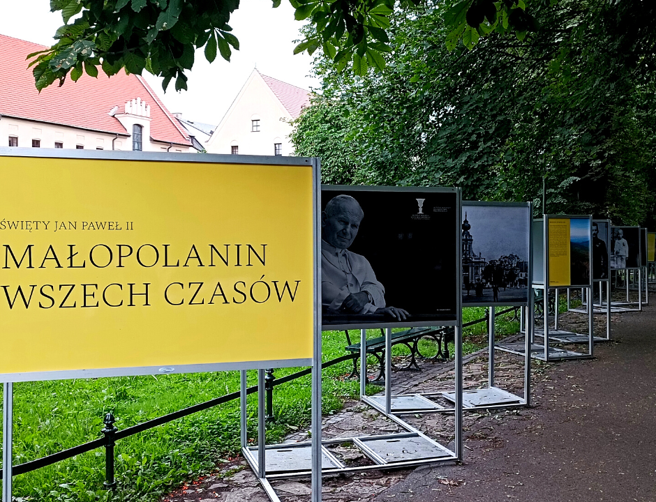 Jan Paweł II – Małopolanin wszech czasów – wystawa na krakowskich Plantach