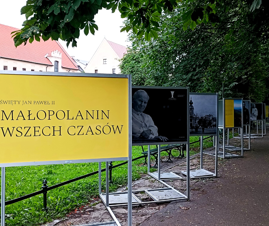 Jan Paweł II – Małopolanin wszech czasów – wystawa na krakowskich Plantach