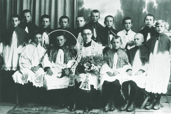 Pamiątkowa fotografia z pożegnania ks. Kazimierza Figlewicza - katechety i opiekuna kółka ministranckiego, którego prezesem był Karol Wojtyła
